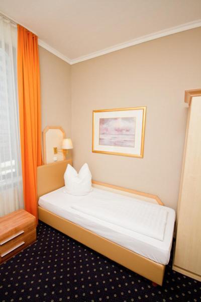 Hotel Tourist Frankfurt am Main Rum bild