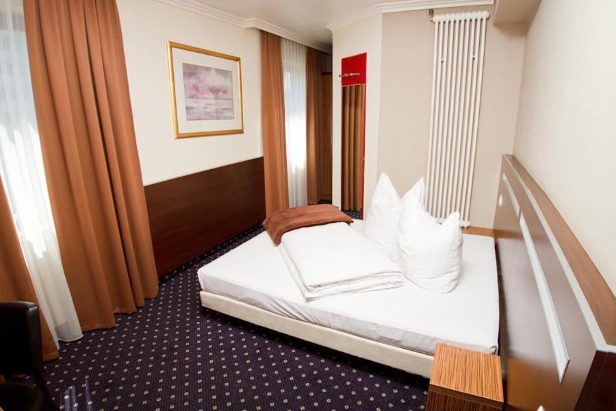 Hotel Tourist Frankfurt am Main Rum bild
