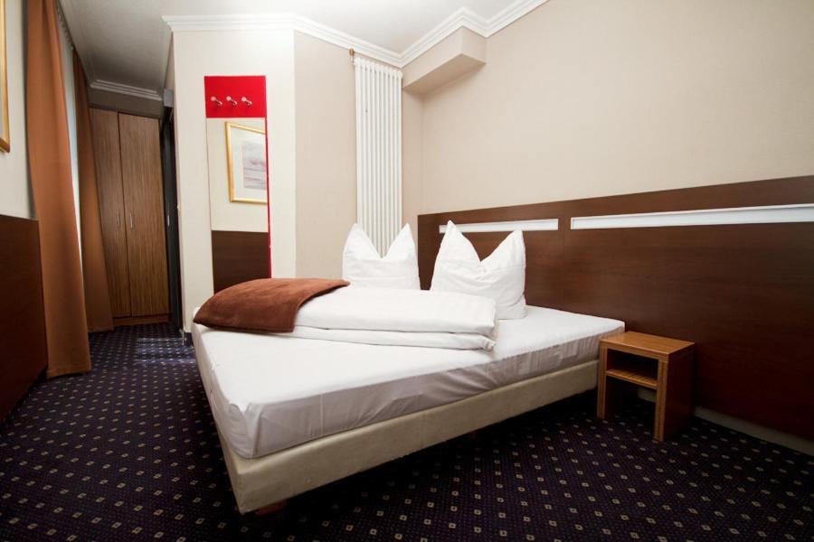 Hotel Tourist Frankfurt am Main Rum bild
