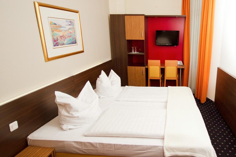 Hotel Tourist Frankfurt am Main Exteriör bild